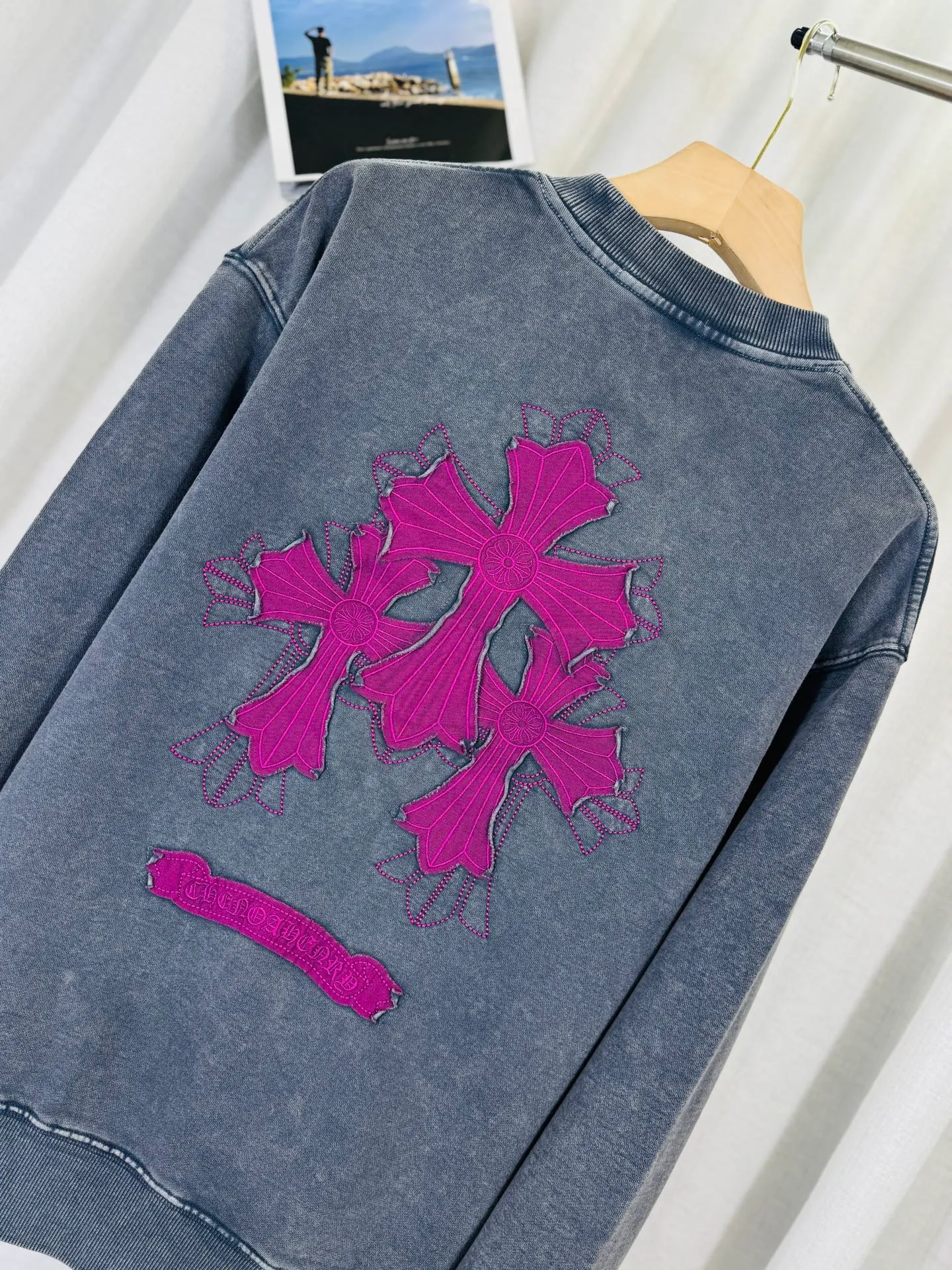 P280 top version, real shot without P, ​​different from market currency) 𝗖𝗵𝗿𝗼𝗺𝗲 𝗛𝗲𝗮𝗿𝘁𝘀/Cro Heart 2025 washed patch embroidery autumn and winter new original single counter American laser burnt 3D three-dimensional patch embroidery couple casual sweatshirt 👑The highest version! Customized fabric 430g tripe terry fabric! American acid-washed and distressed original fabric laser burnt ✟appliqué embroidery and exquisite embroidery of letters! The best-selling model in the counter, very comfortable to wear. Accessories: original molded and authenticated collar label➕100% silk wash label. Genuine purchase-grade original hangtag➕matching hanging rope➕3D hanging beads➕original packaging bag. Craftsmanship: The original version has consistent wiring! The highest version of the armhole matching technique! Color: Gray Black Size: S M L XL Style No.: 9325